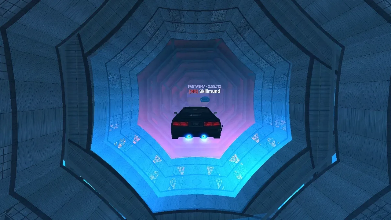 Un auto entrando a un túnel de neón en un mapa de Hardcore, con el fantasma del récord adelante